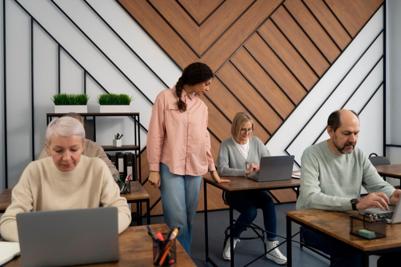 Studente che lavora su progetti di sviluppo web nel laboratorio del corso