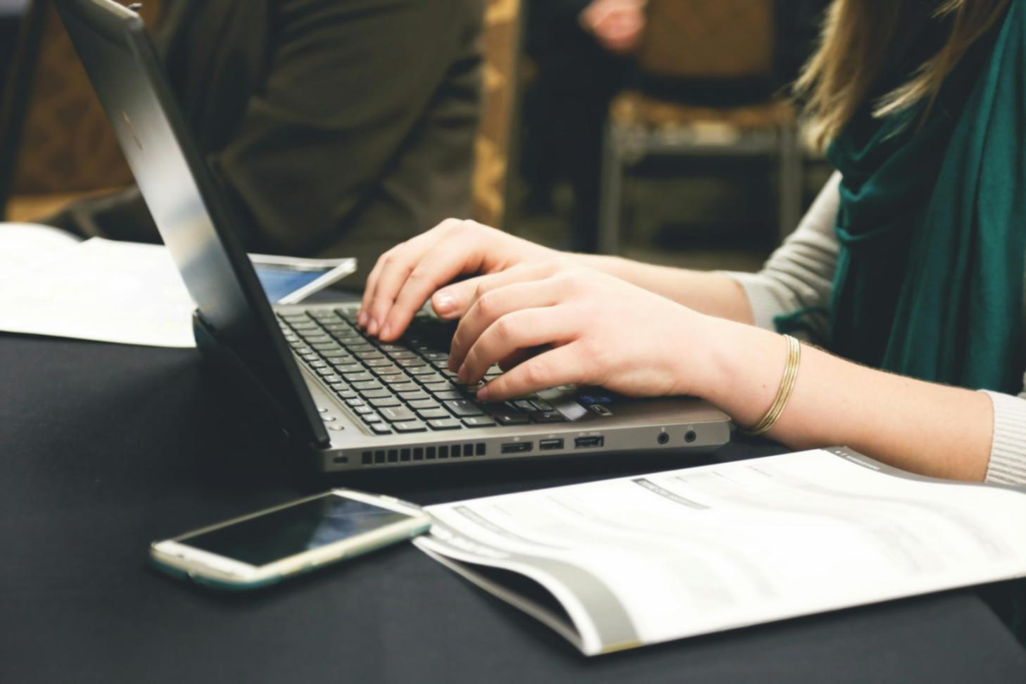 Aula del corso con postazioni di lavoro attrezzate per studenti di web development