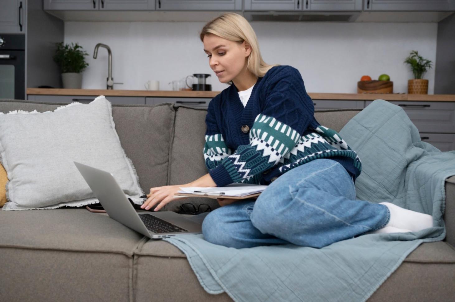 Studenti durante una sessione pratica di coding