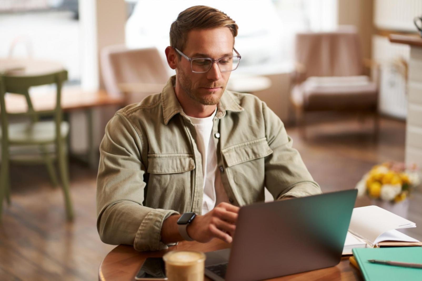 Ambiente di lavoro con monitor che mostra interfaccia di programmazione web